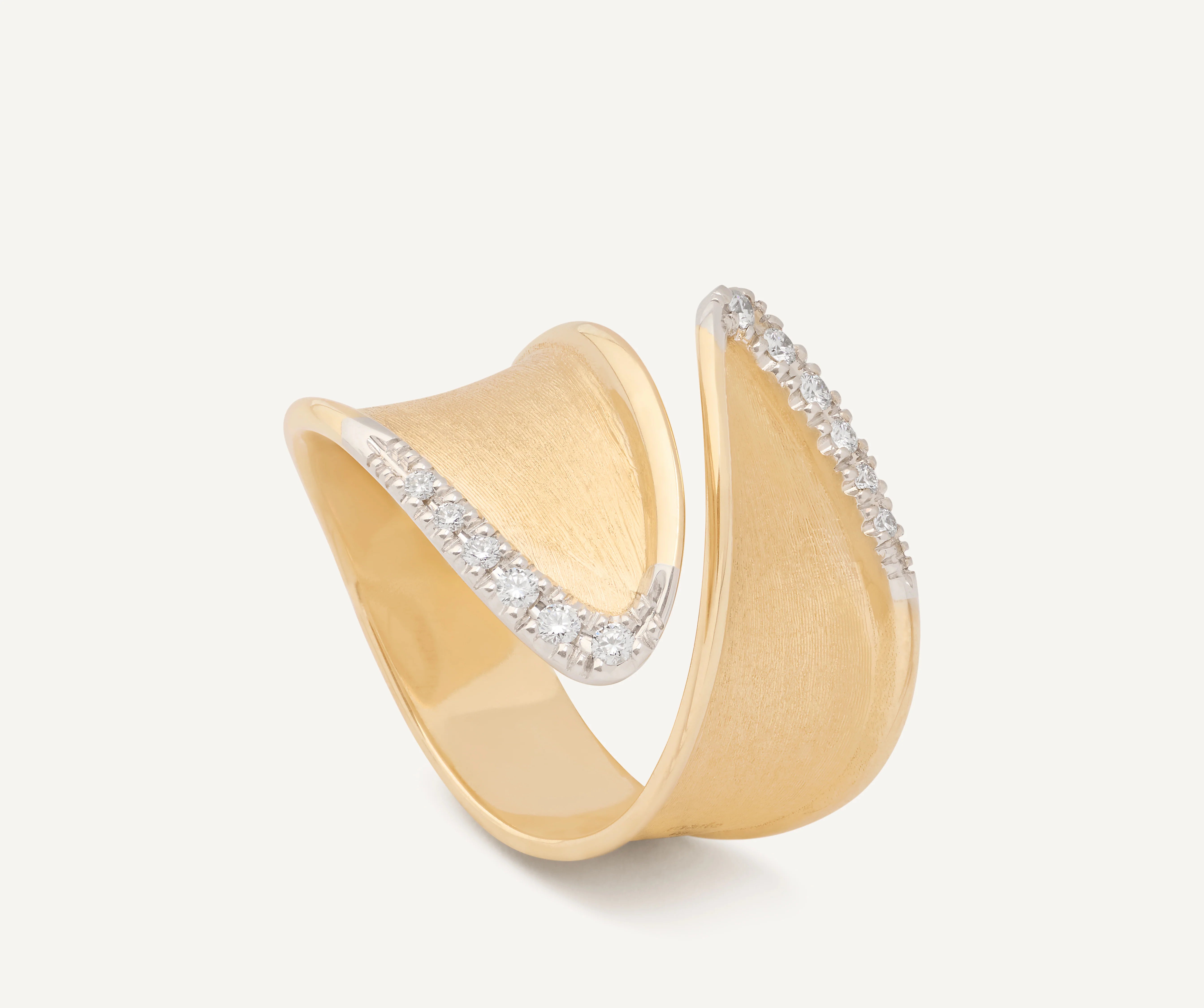 Anello a fascia in oro giallo con diamanti, modello grande, Lunaria Twist, Marco Bicego