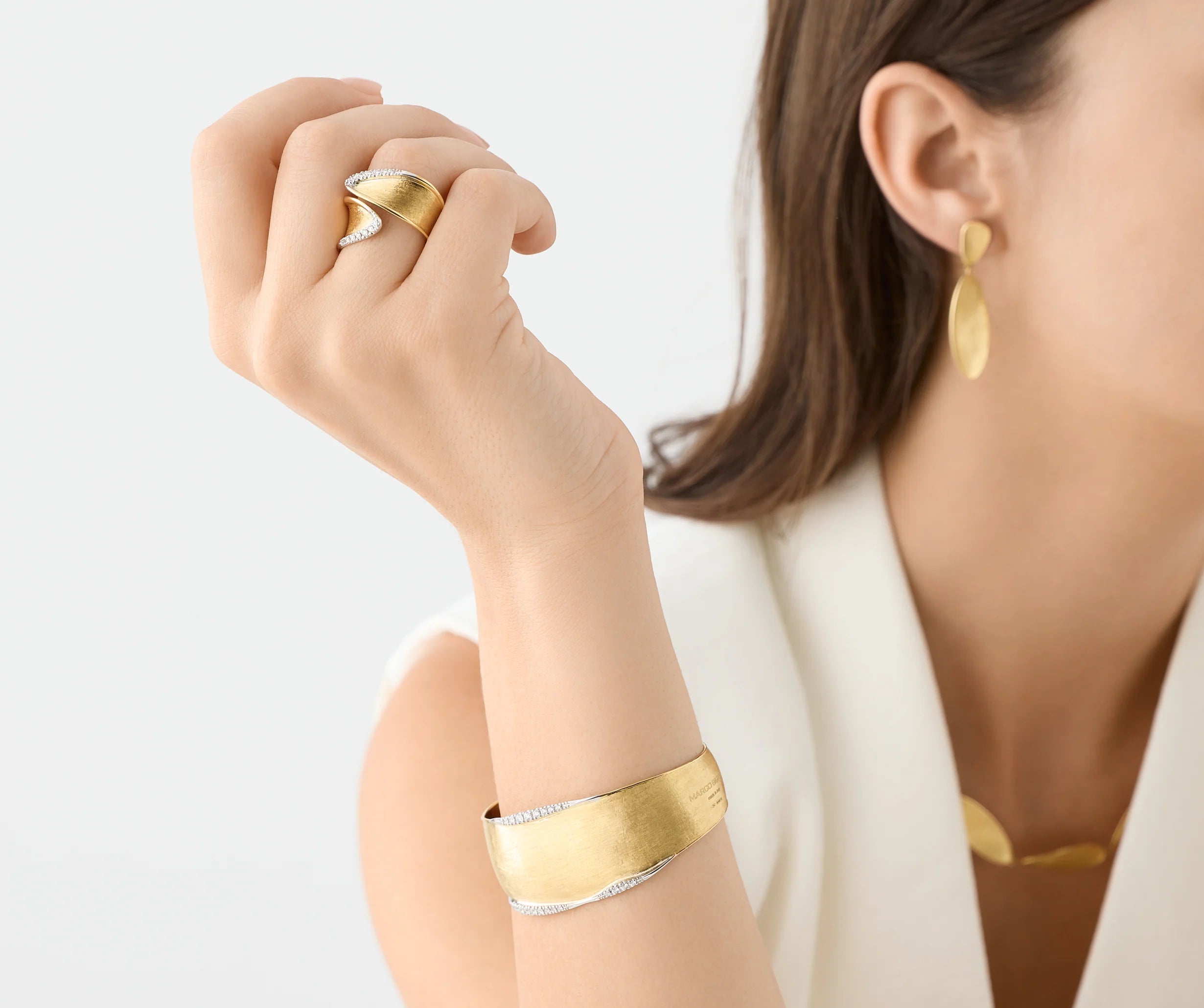 Anello a fascia in oro giallo con diamanti, modello grande, Lunaria Twist, Marco Bicego