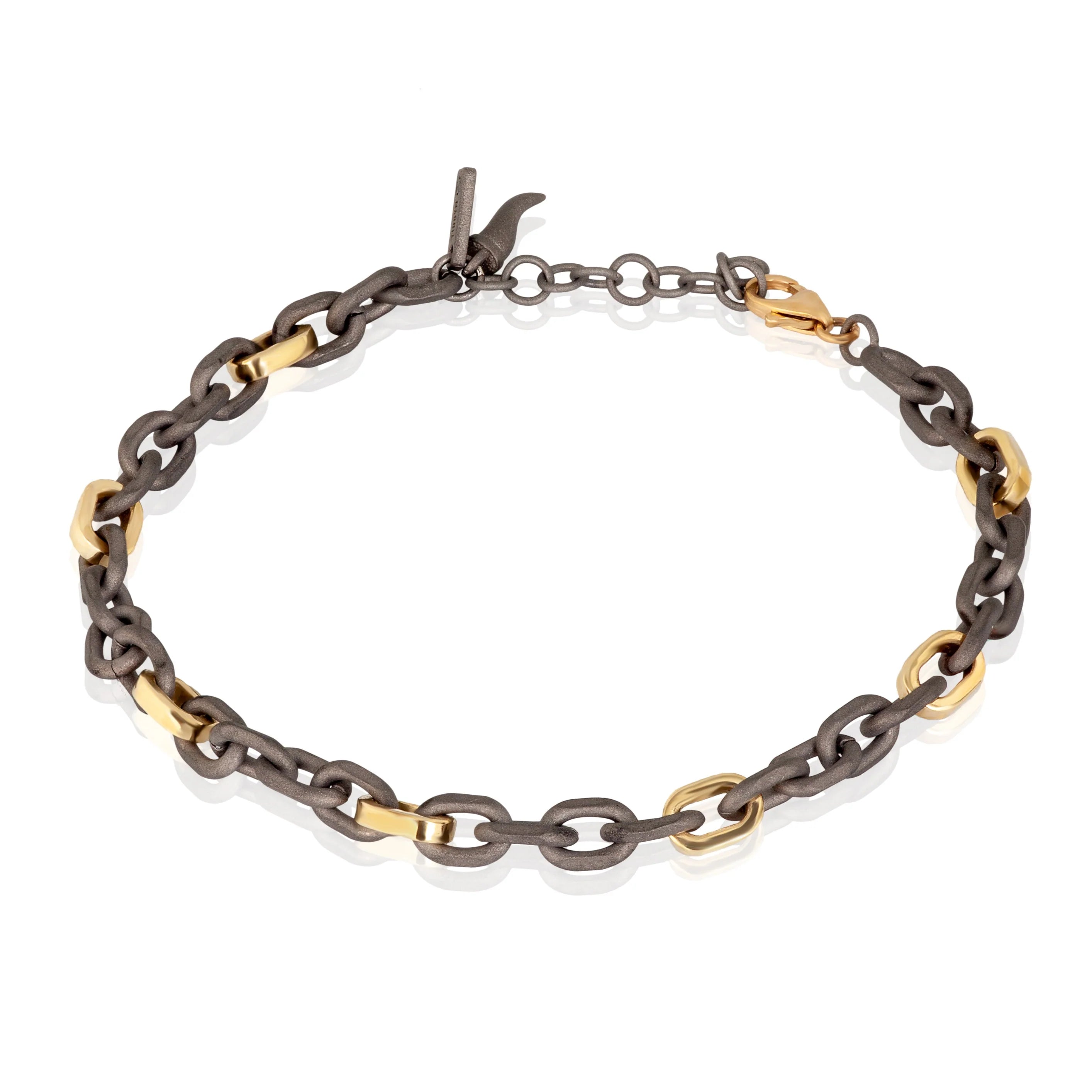 Bracciale uomo con catena in titanio e oro giallo 9 kt , Mano J