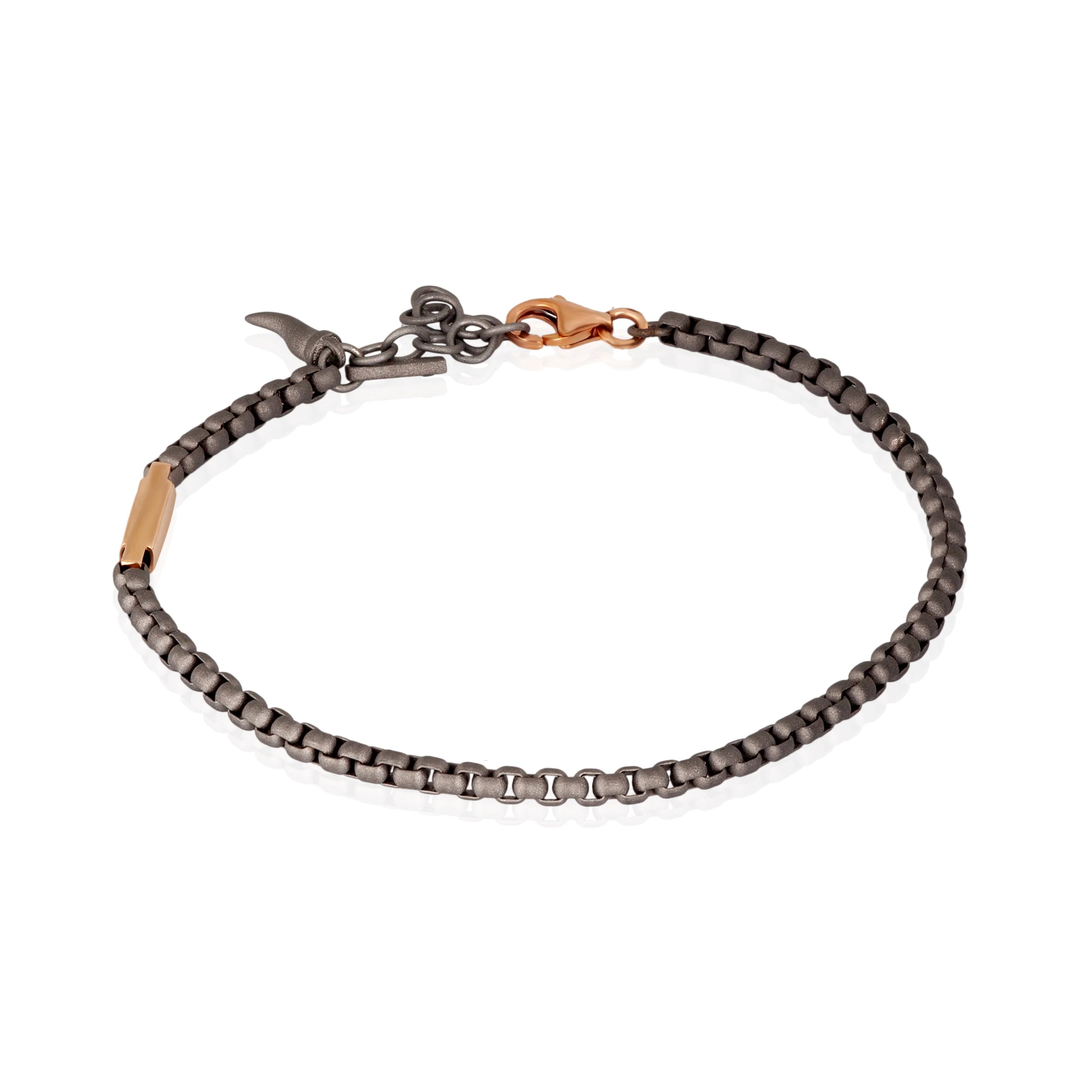 Bracciale uomo con catena scooby doo in titanio e barretta in oro rosa 9 kt, Mano J