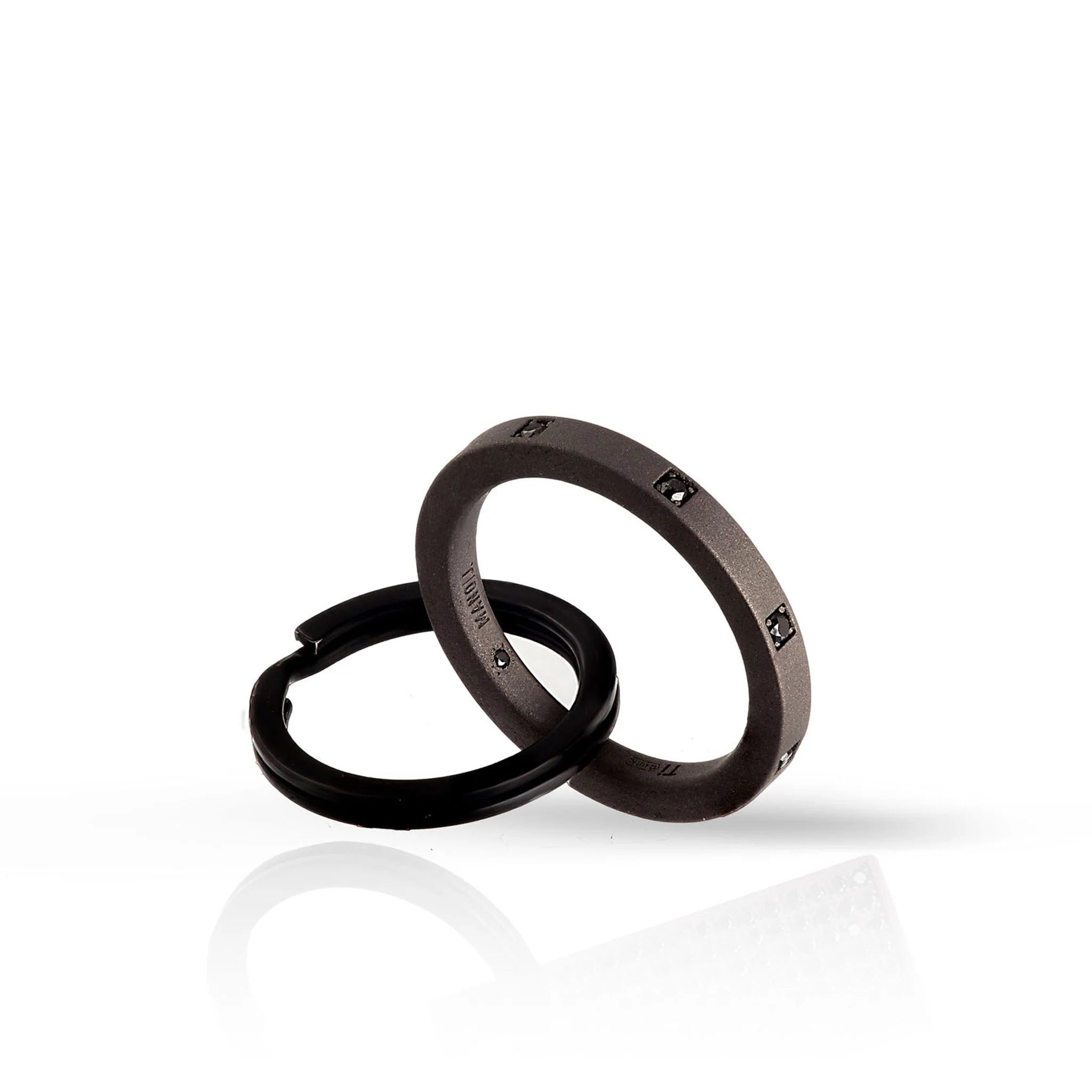 Portachiavi in titanio tondo e 8 diamanti neri, Mano J