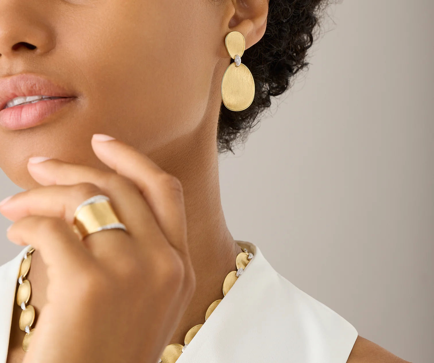 Orecchini chandelier con dettagli in pavé di diamanti, Lunaria , Marco Bicego