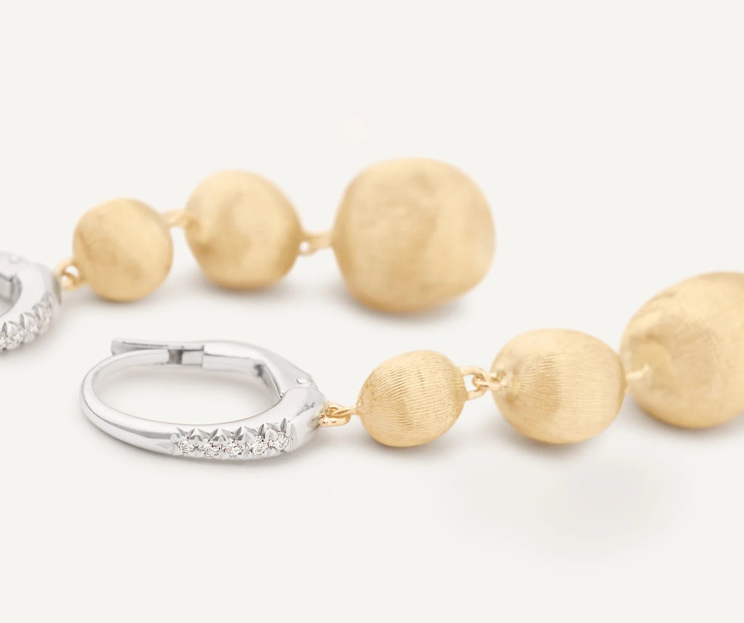 Orecchini chandelier in oro giallo con clip di diamanti, Africa, Marco Bicego