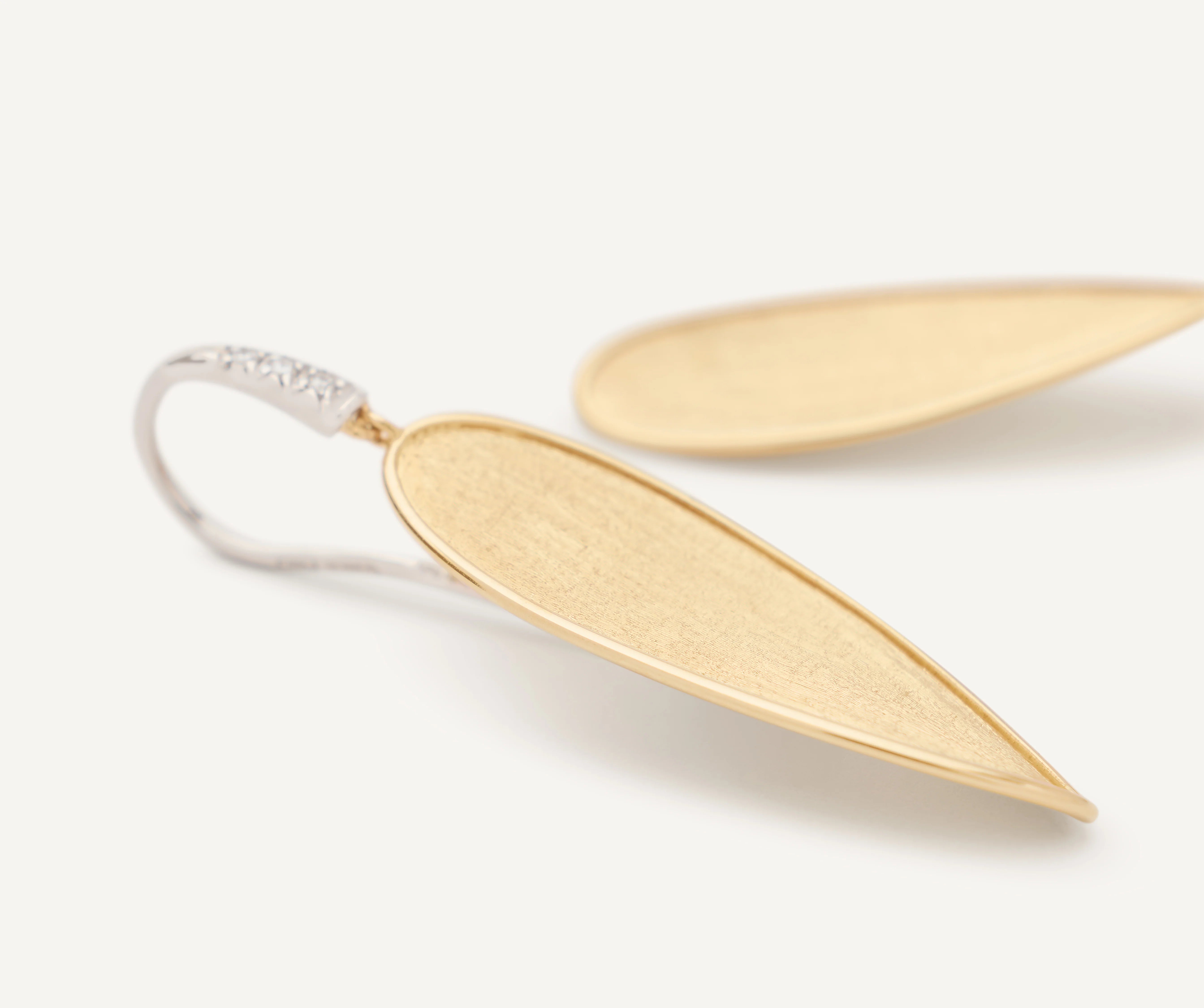 Orecchini pendenti con foglie d’oro ritorte, Lunaria Twist, Marco Bicego