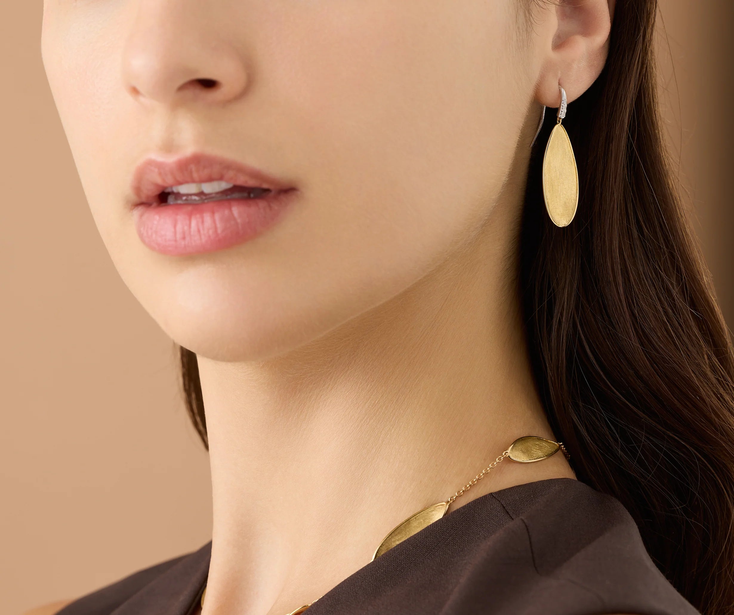 Orecchini pendenti con foglie d’oro ritorte, Lunaria Twist, Marco Bicego