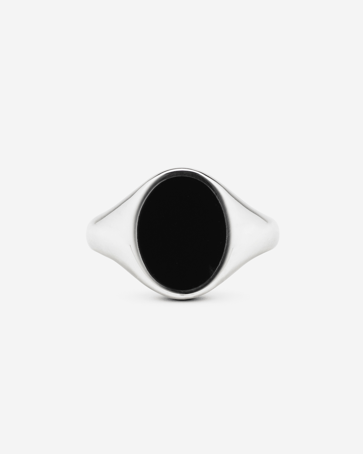 Anello in argento, chevalier ovale con smalto nero, Nove25