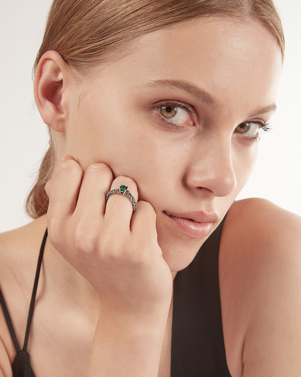 Silver solitaire leaf band ring with green cubic zirconia, Nove25