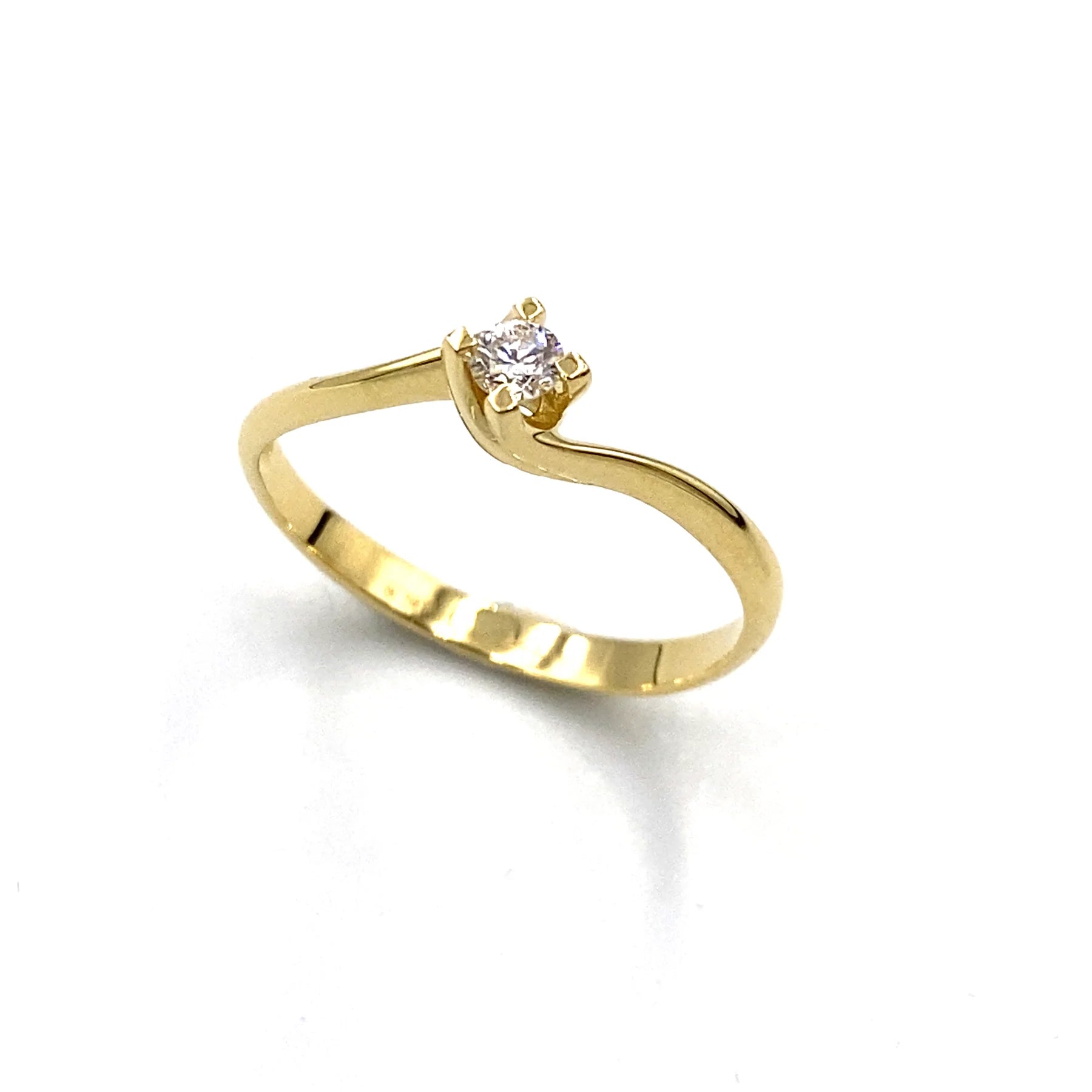 Solitaire ring in yellow gold and diamonds Miluna