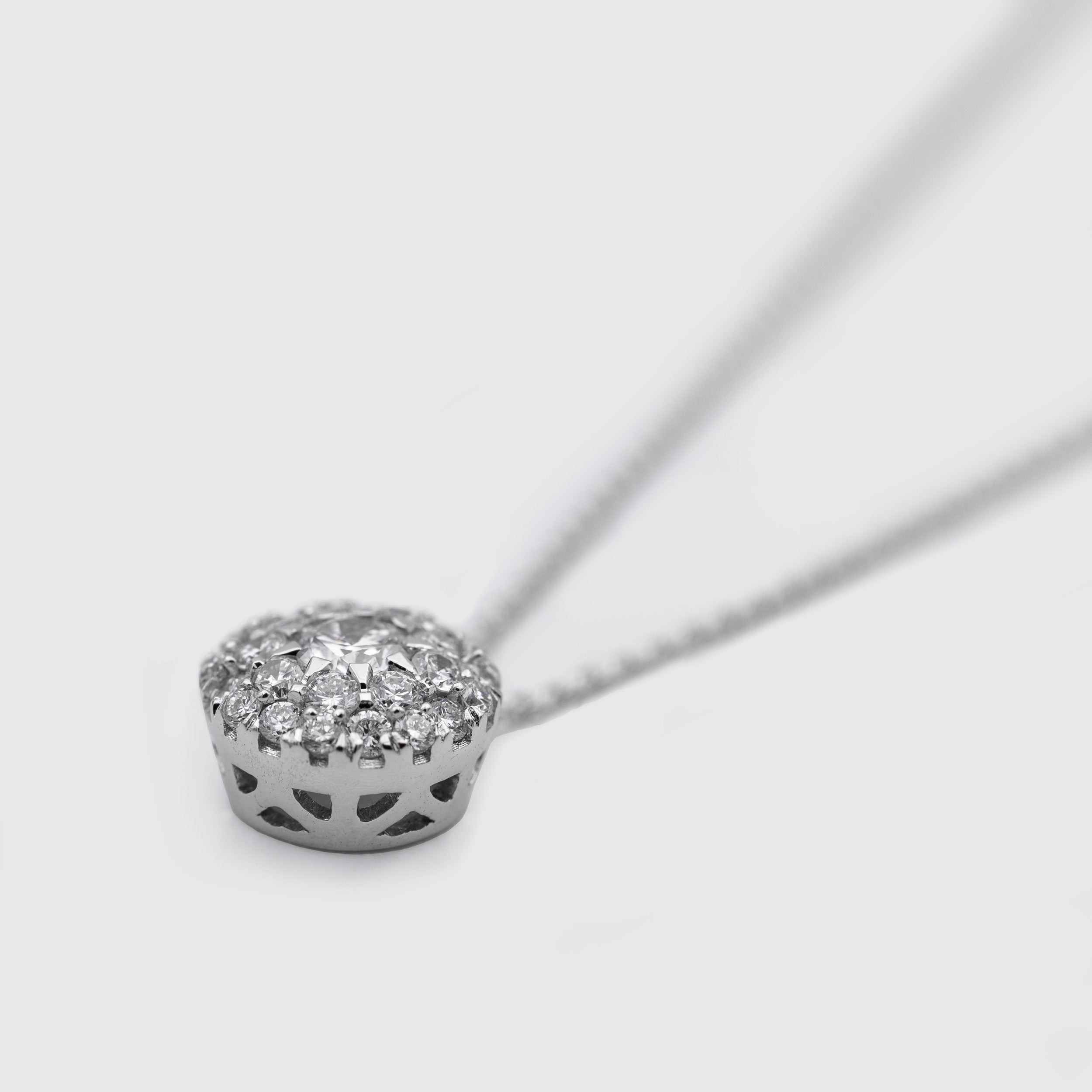 Solitaire ring in white gold and diamonds, Miluna