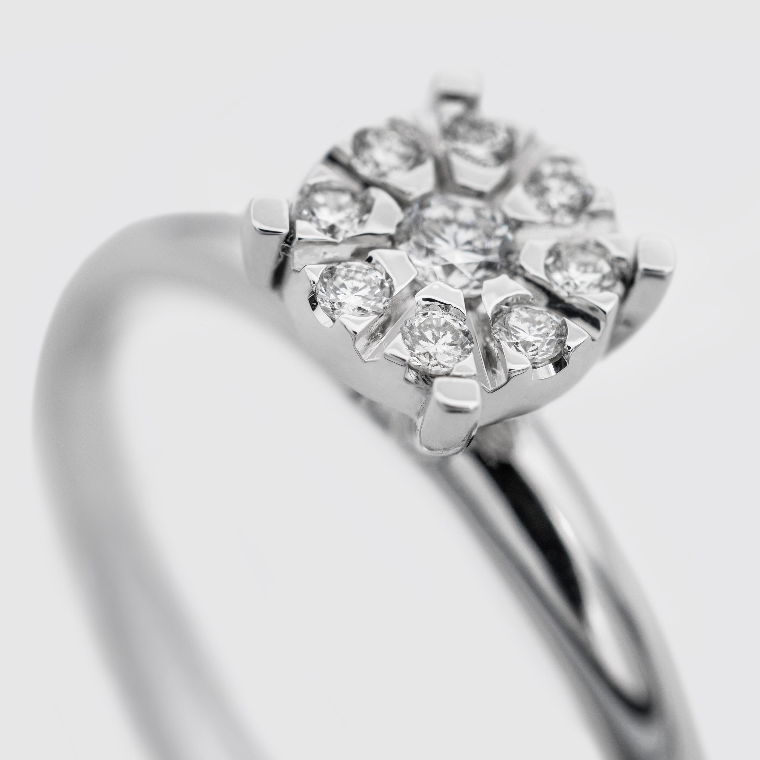 Solitaire ring in white gold and diamonds, Miluna