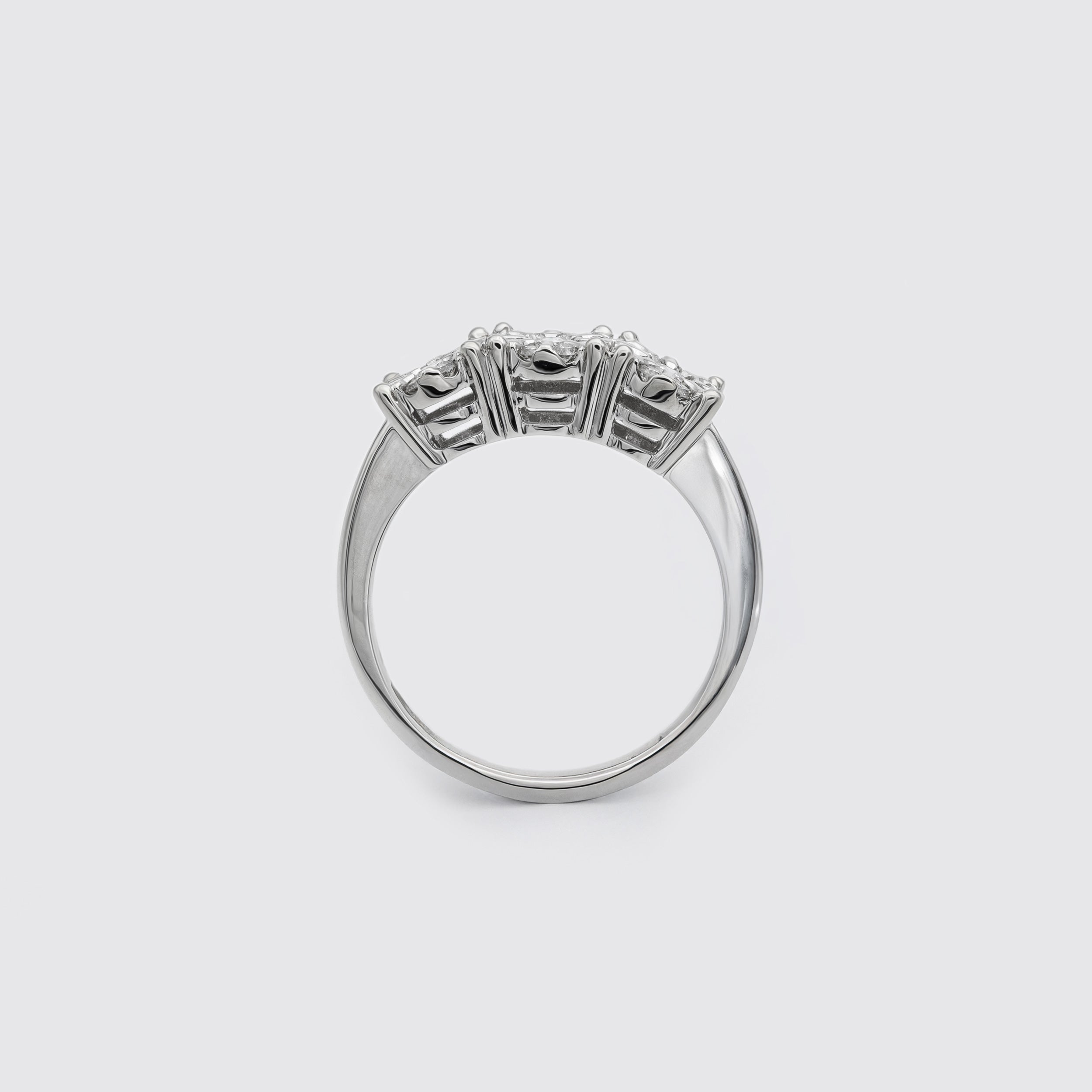 Bague trilogie Fleur en or blanc et diamants 0,15 ct Ferro Atelier