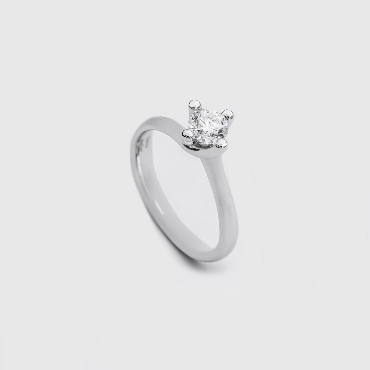 Anello solitario Twist of Love in oro bianco e diamante ct. 0,70 Ferro Atelier