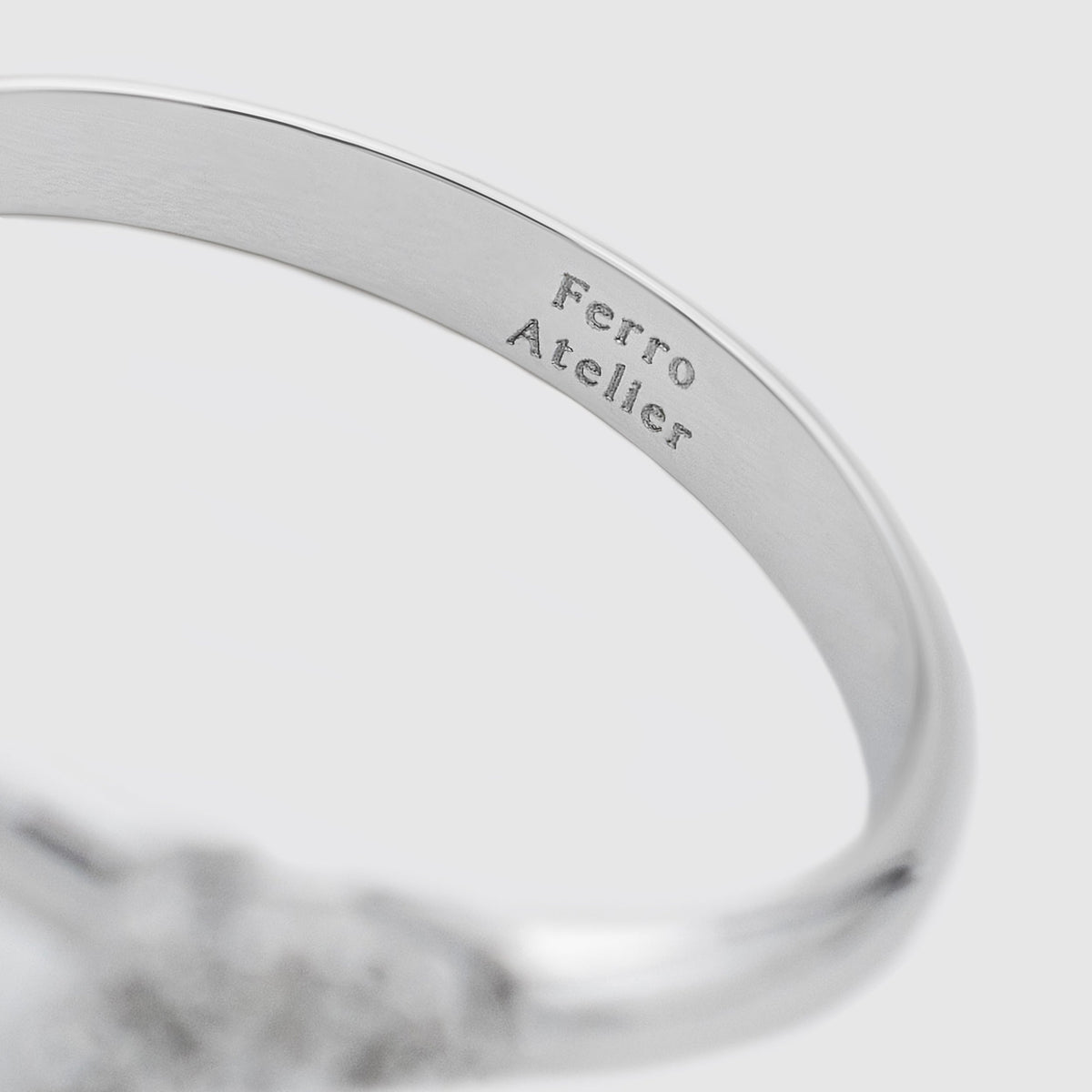 Anello solitario Twist of Love in oro bianco e diamante ct. 0,70 Ferro Atelier