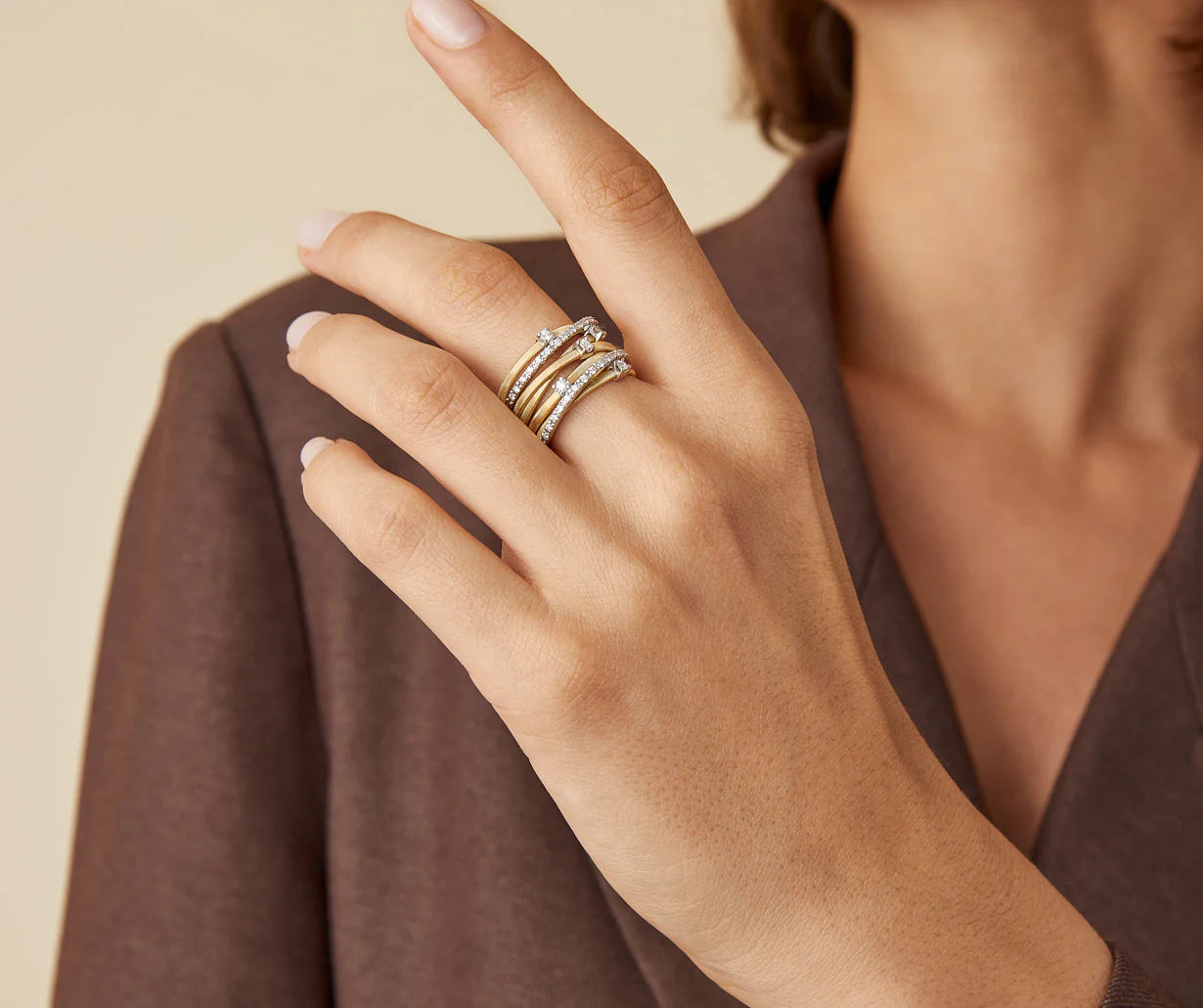 Anello a sette fili con castoni e barrette di diamanti in oro giallo, Goa, Marco Bicego