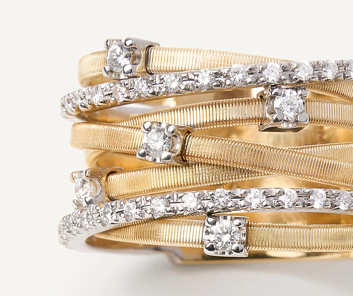 Anello a sette fili con castoni e barrette di diamanti in oro giallo, Goa, Marco Bicego