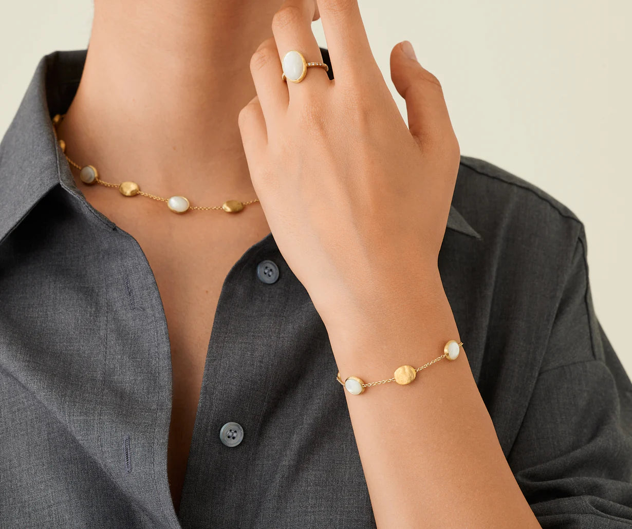 Bracciale con ovaline in oro e madreperla, Siviglia, Marco Bicego