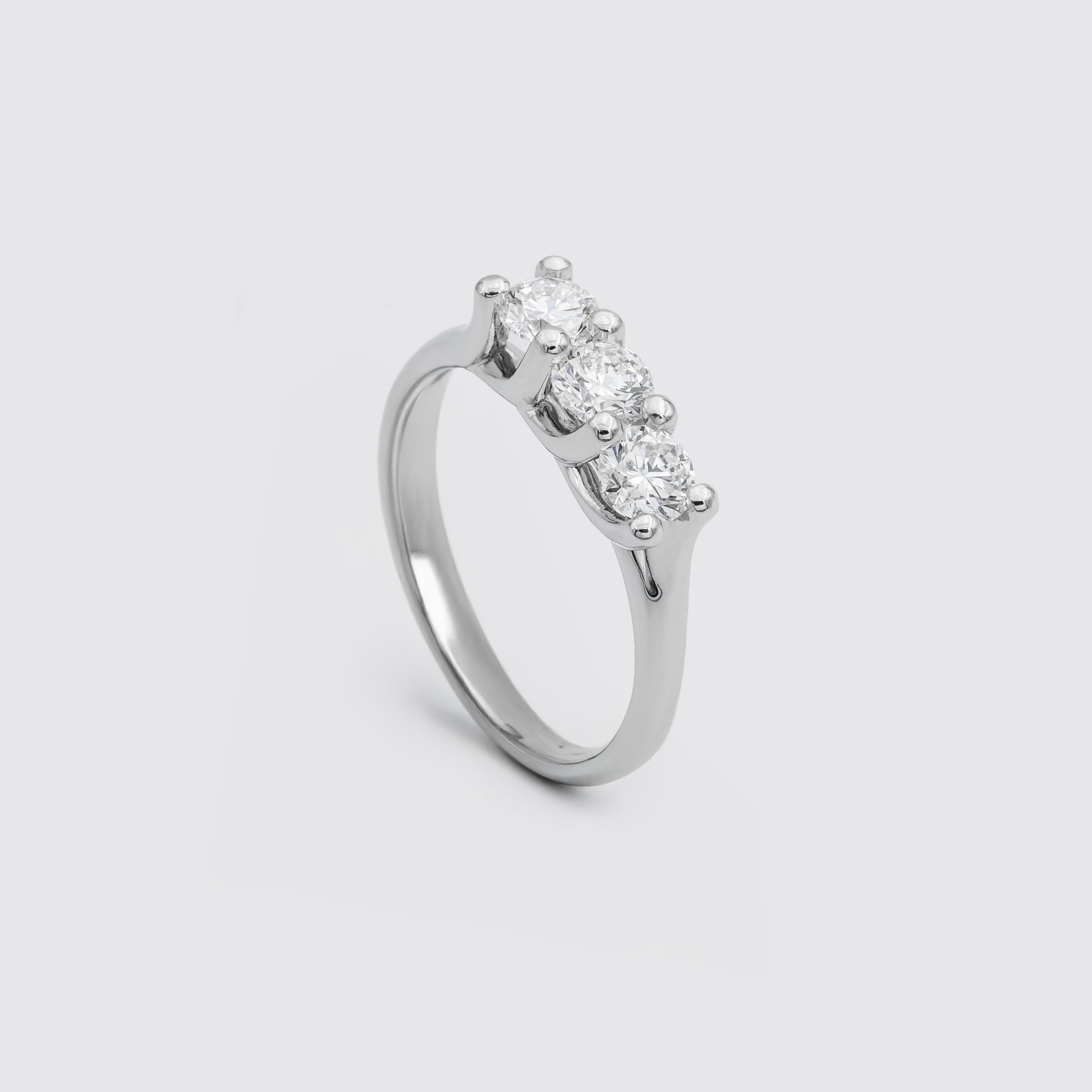 Anello trilogy Twist of Love in oro bianco e diamanti ct. 0,60 Ferro Atelier