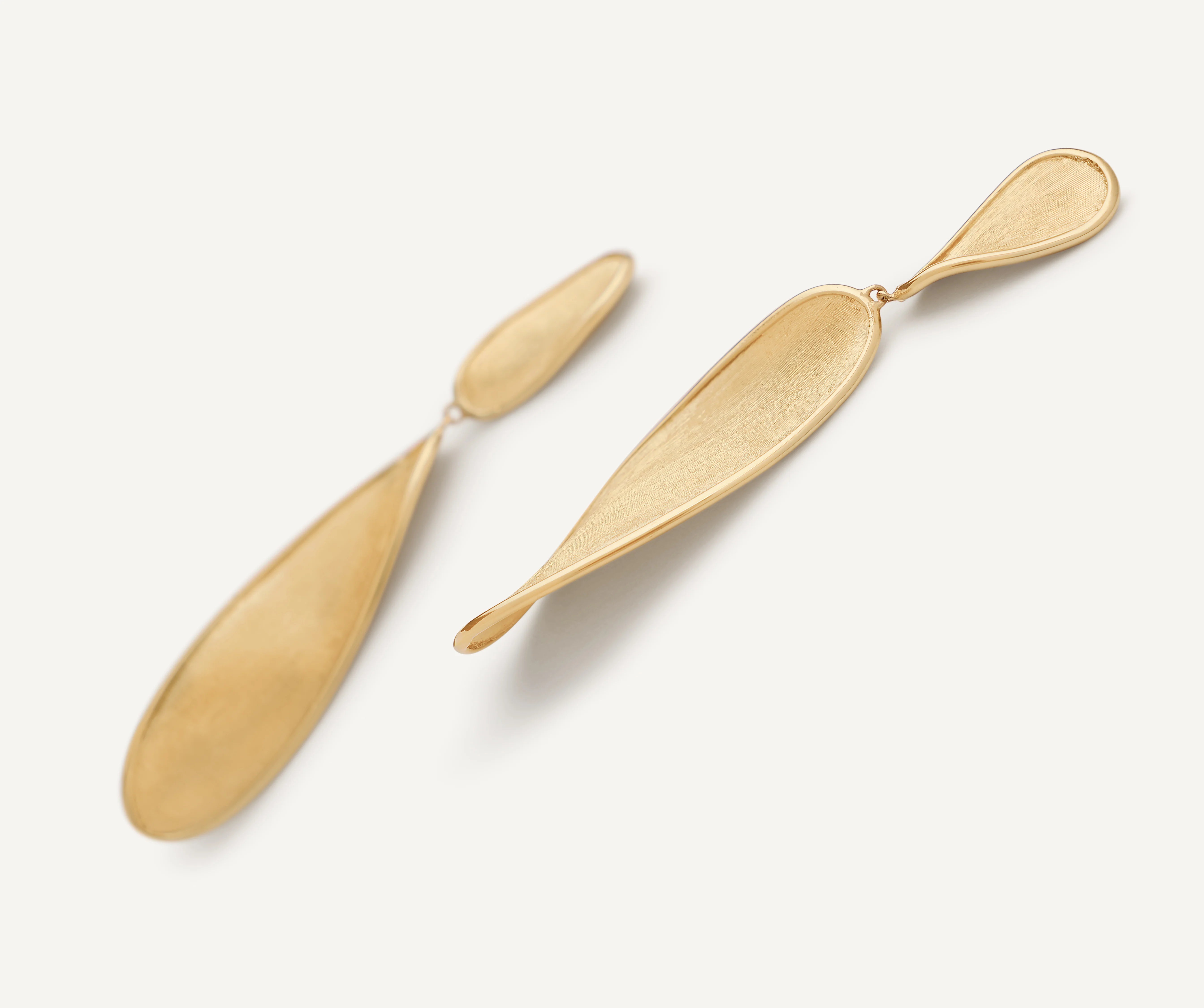 Orecchini chandelier con foglie ritorte in oro giallo, Lunaria Twist, Marco Bicego