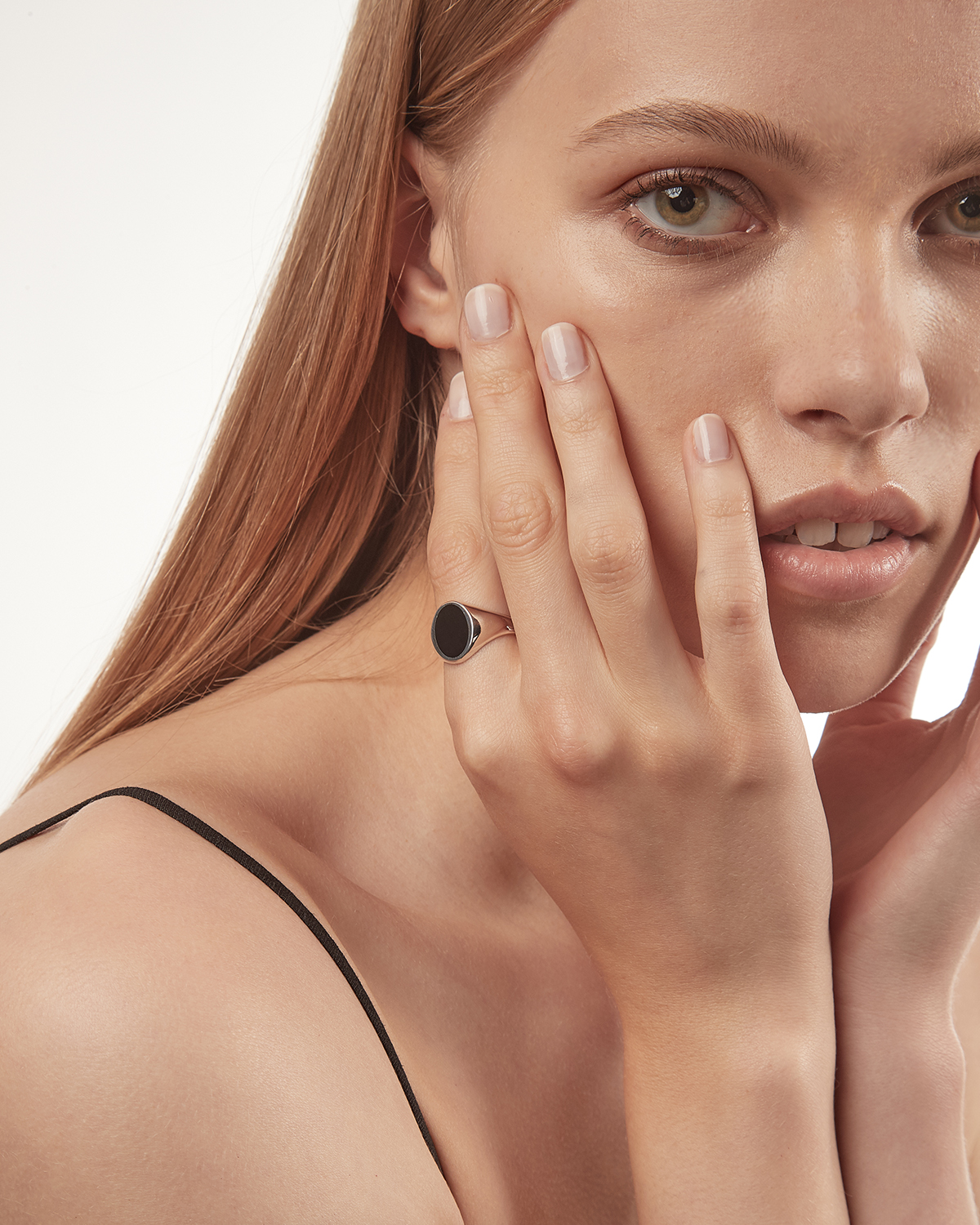 Anello in argento, chevalier ovale con smalto nero, Nove25