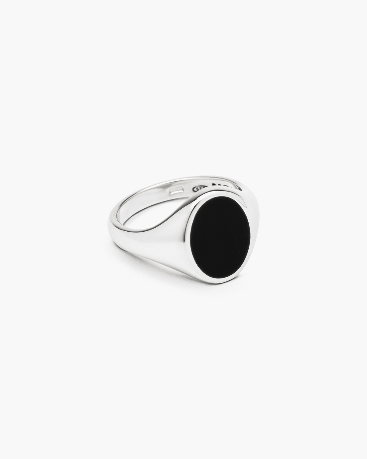 Anello in argento, chevalier ovale con smalto nero, Nove25