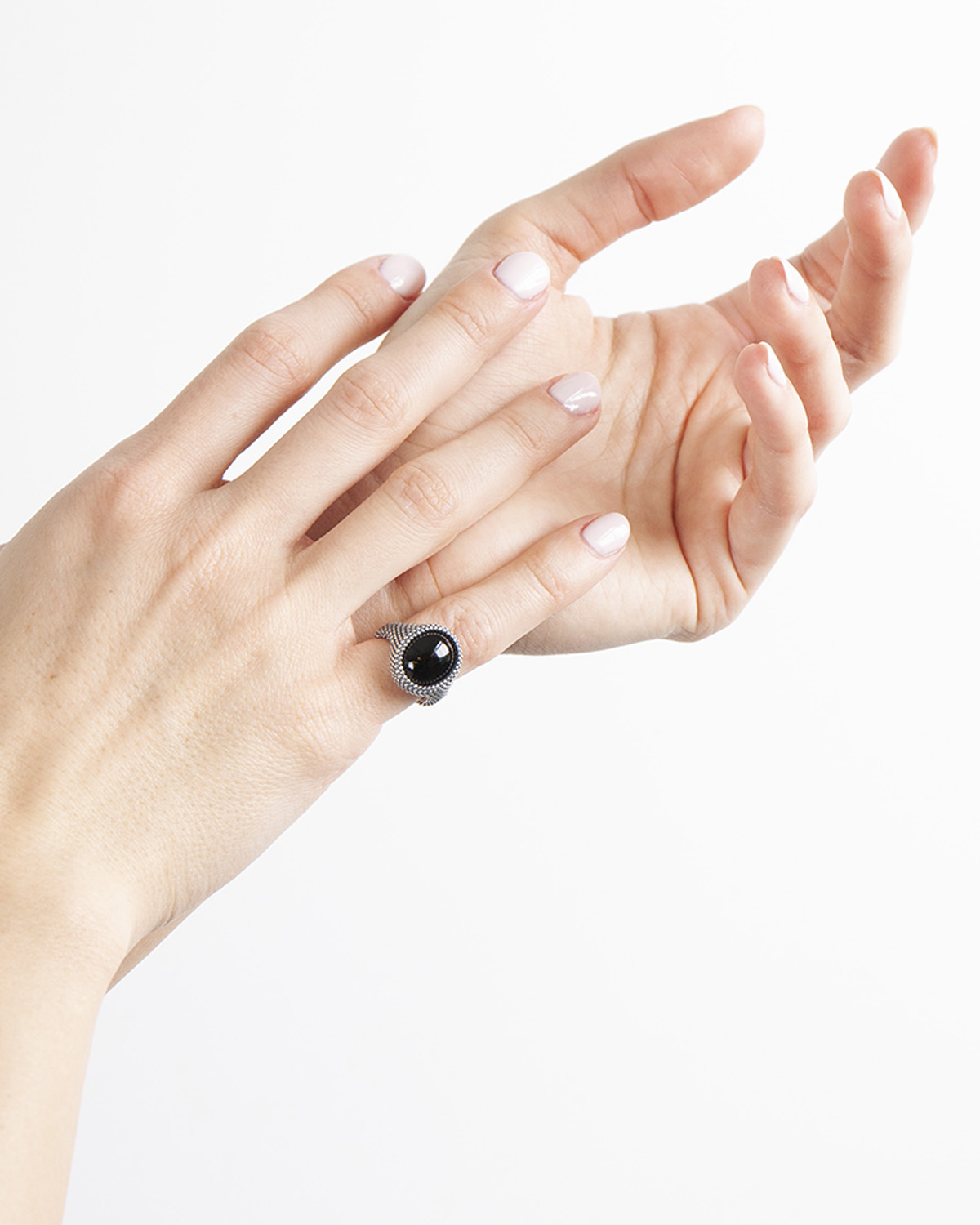 Anello in argento, chevalier ovale puntinato con pietra onice, Nove25