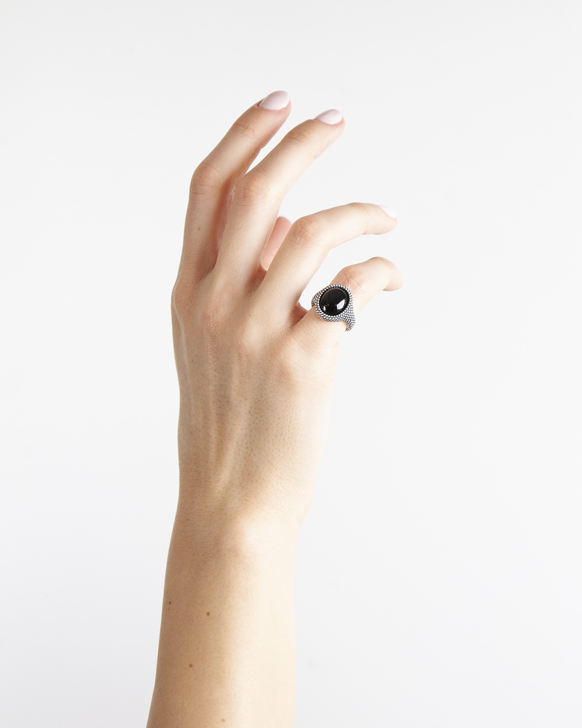 Anello in argento, chevalier ovale puntinato con pietra onice, Nove25