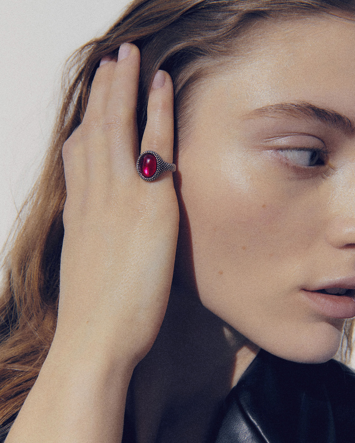 Anello in argento, chevalier ovale puntinato con pietra rossa, Nove25