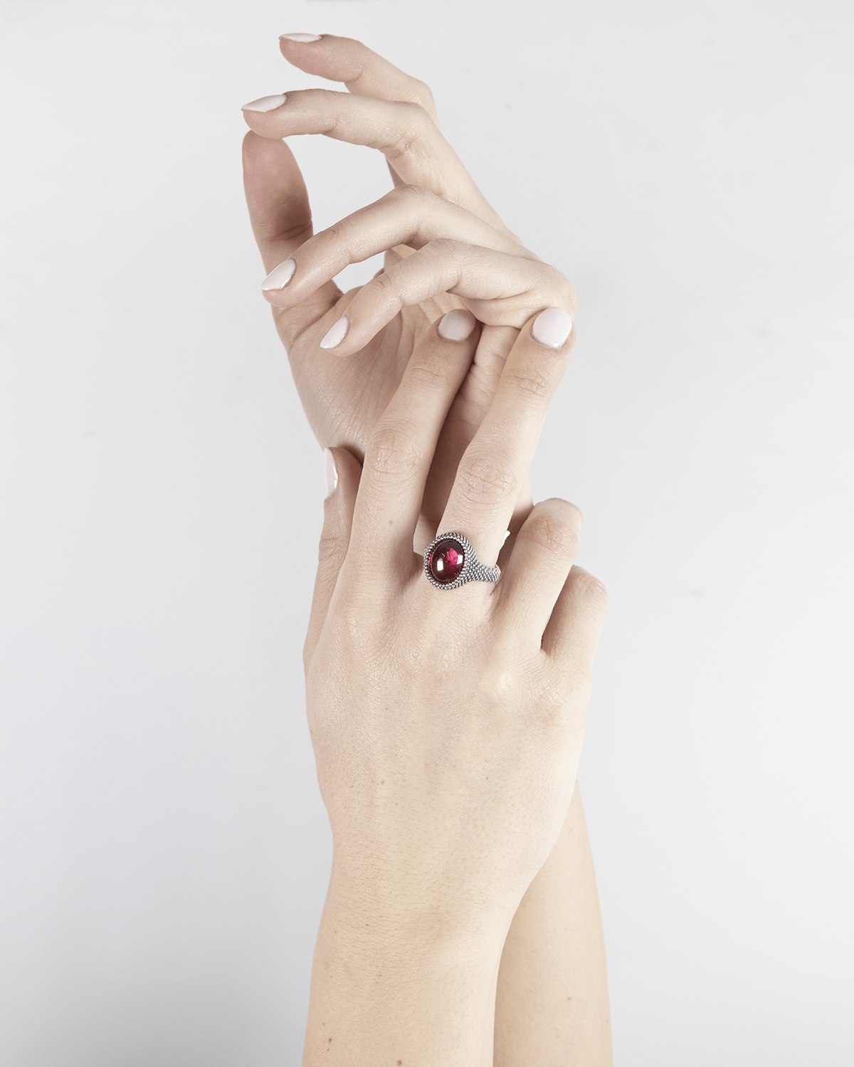 Bague en argent, chevalier ovale pointillé avec pierre rouge, Nove25