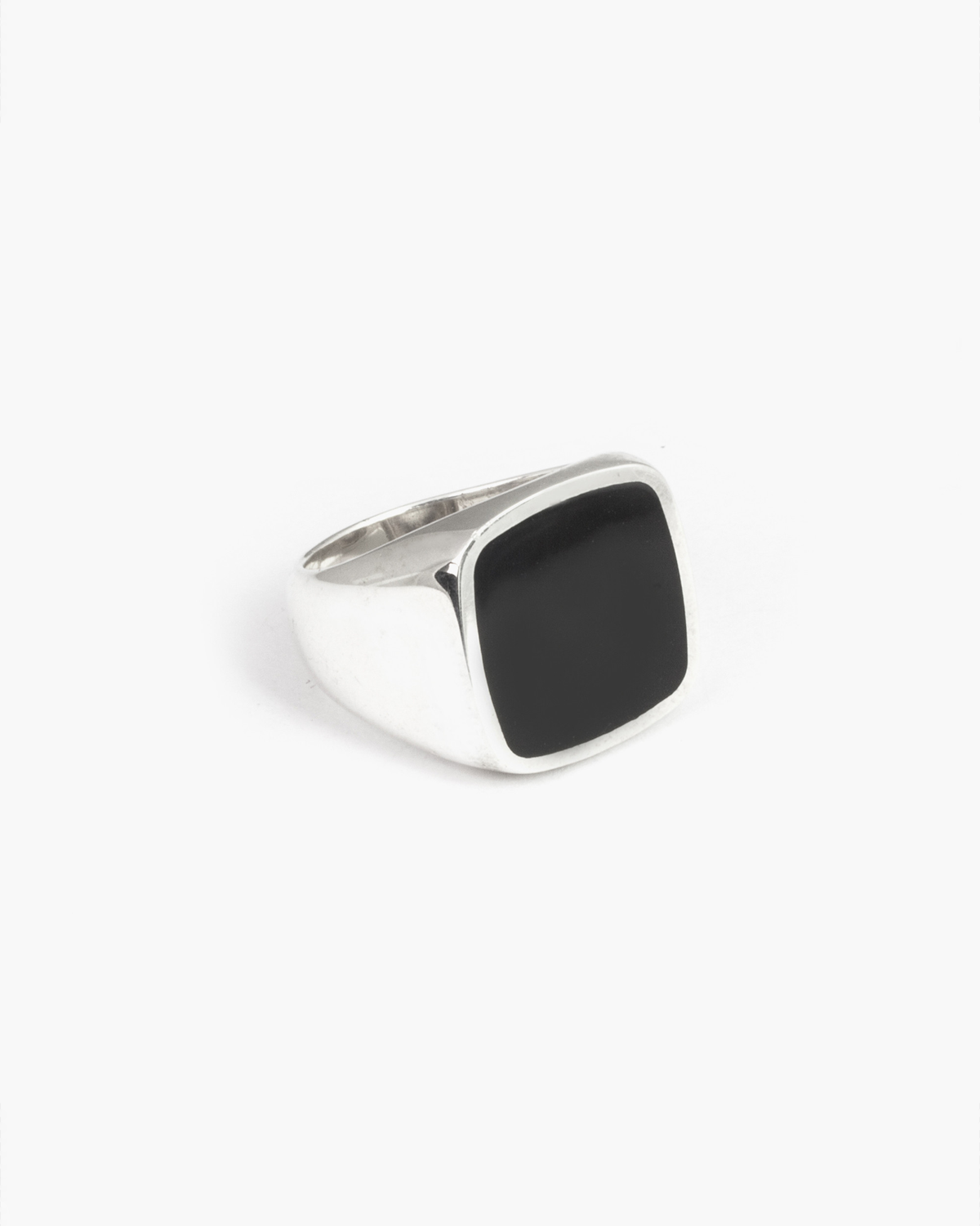 Anello in argento, chevalier quadrato con smalto nero, Nove25