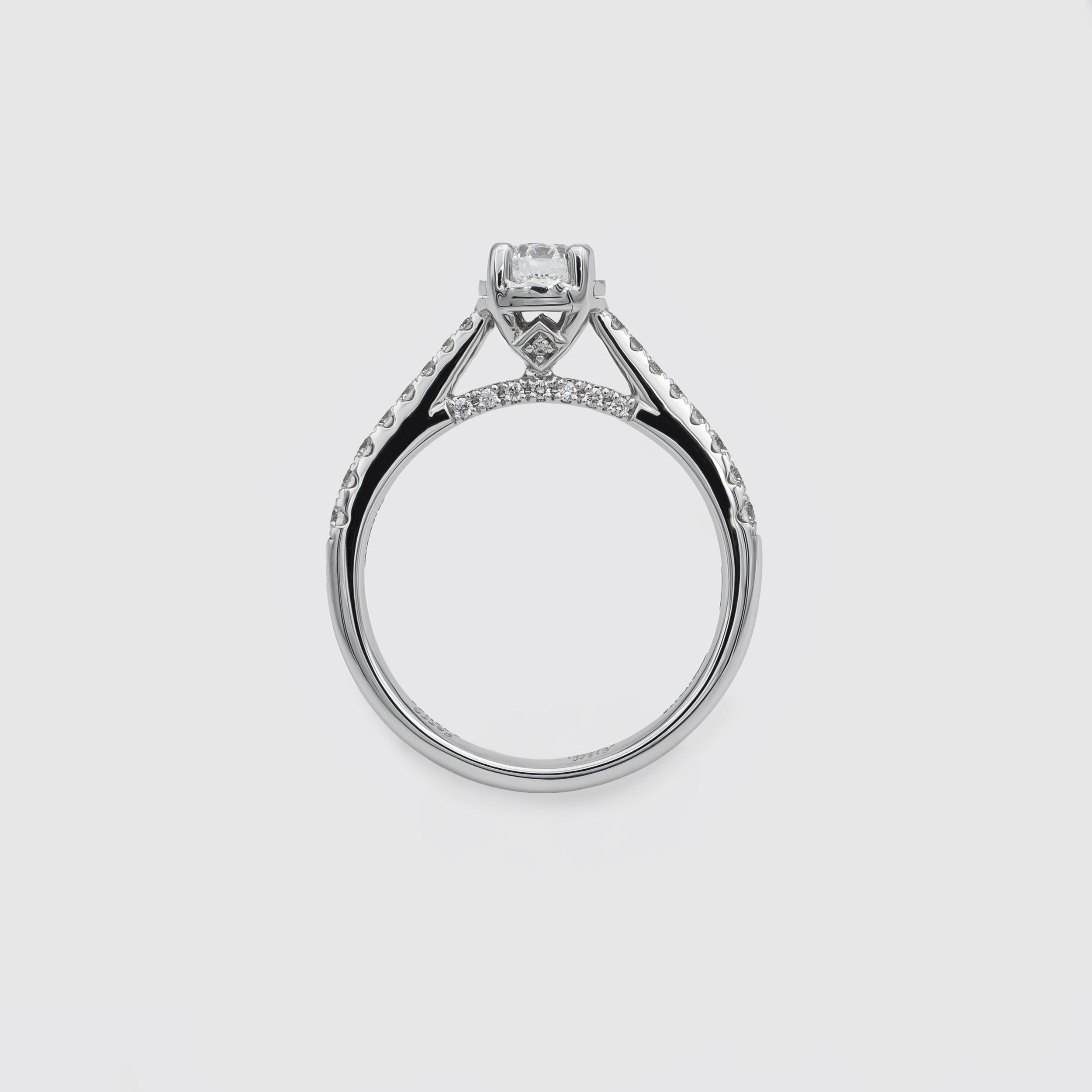 Solitaire ring in white gold and diamonds, Miluna