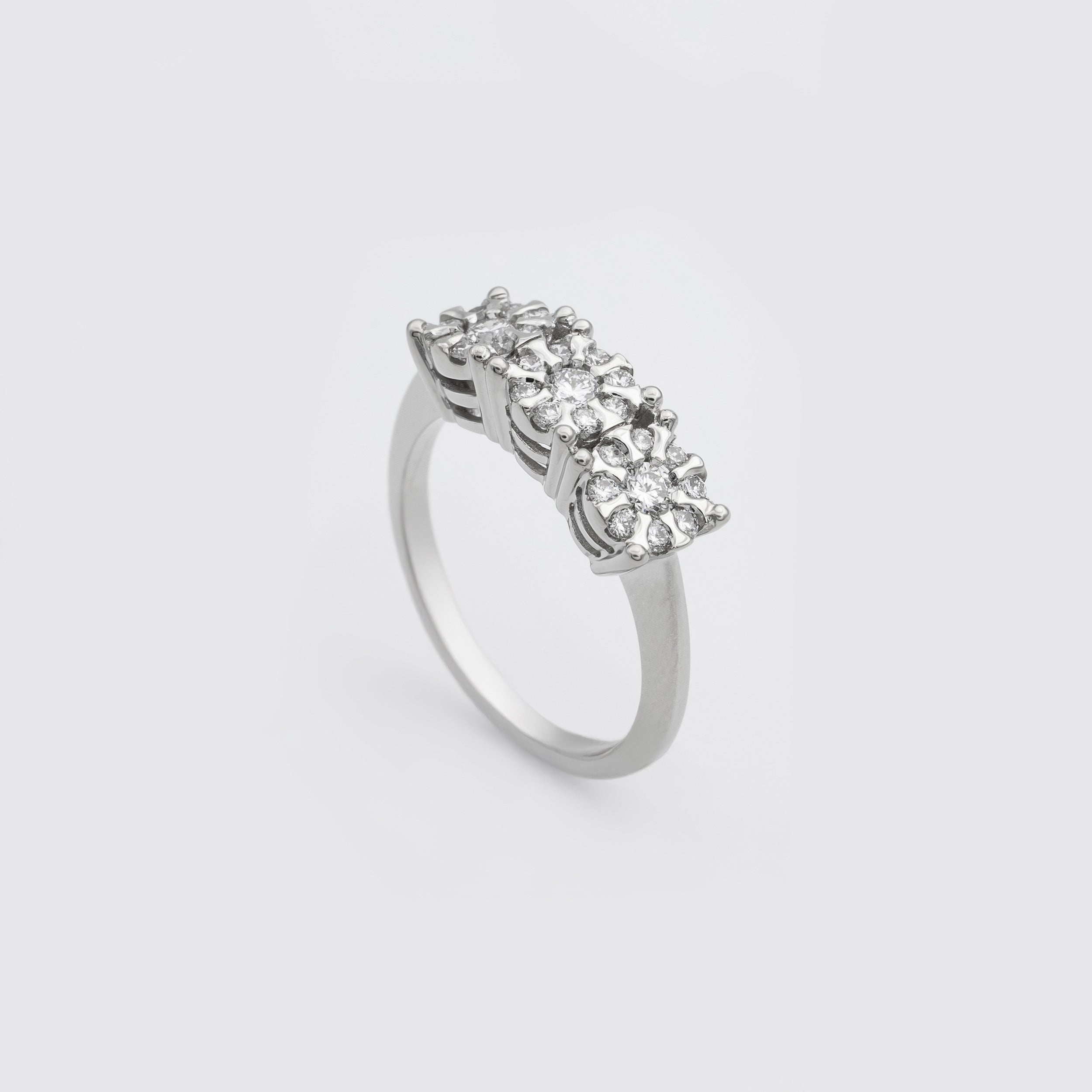 Solitaire ring in white gold and diamonds, Miluna